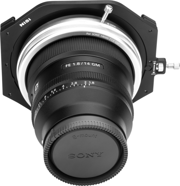 Lähikuva Sony 14mm f/1.8 -objektiivista, johon on kiinnitetty NiSi-suodatinpidike (100mm) -levysuodin pidike, jossa korostuvat objektiivin merkinnät, suojus ja tynnyrissä oleva pyöreä aukkoasteikko.