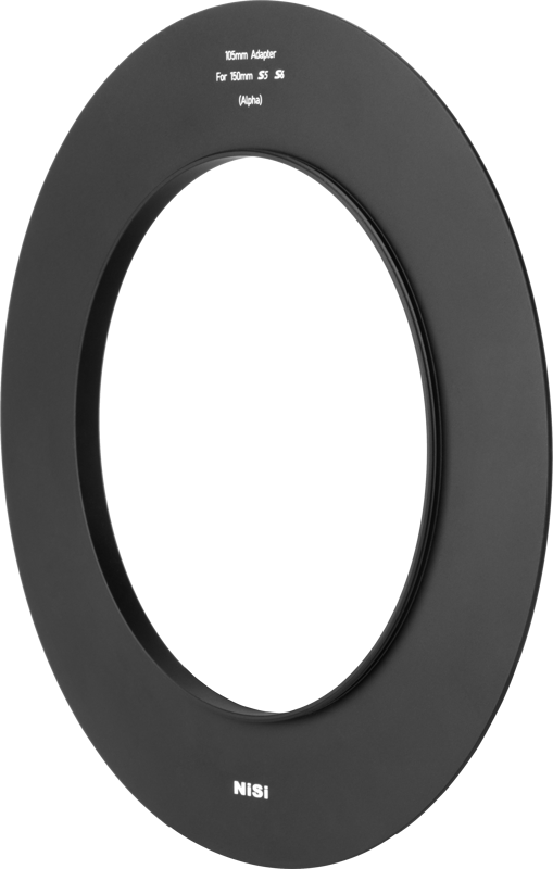 Musta, pyöreä NiSi-sovitinrengas Alpha S5/S6-suodatinpidikkeelle (105mm -suodinadapteri) seisoo pystyssä vaalealla taustalla, ja siinä on suuri keskiaukko sekä valkoinen merkintä ylä- ja alapuolella.