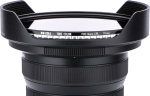 Lähikuva kameran objektiivista, johon on kiinnitetty NiSi Circular True Color Pro Nano CPL 112mm -suodin Nikon Z 14-24mm f/2.8S -pyöröpolarisaatiosuodin, laajakulmalinssin huppu ja kuvioitu tarkennusrengas.
