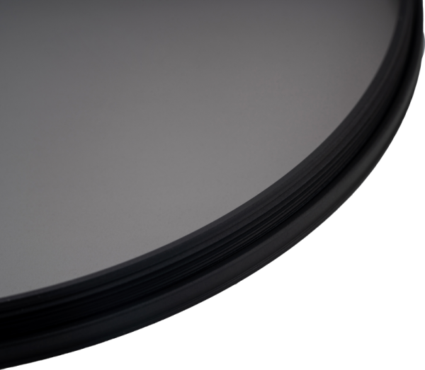 Lähikuva NiSi Filter Circular for S6 Circular Polariser True Colour CPL -levysuodin pyöreästä suodattimesta, jossa on musta reuna ja läpikuultava harmaa pinta valkoista taustaa vasten.