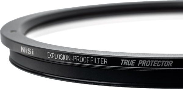 Lähikuva NiSi Cine Filter Explosion Proof / True Protector LP-CS7 for Cooke S7I 18&21mm -suojasuodin lähikuvasta, jossa korostuvat metallinen reuna ja kaiverrettu teksti tässä kameran objektiivin lisävarusteessa.