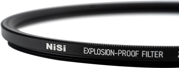 Lähikuva NiSi Cine Filter Explosion Proof / True Protector ZSP9275 for Zeiss SP Lenses -suojasuodin, mustan pyöreän linssin suodattimen, jossa on valkoinen teksti sivulla, tavallista vaaleaa taustaa vasten.