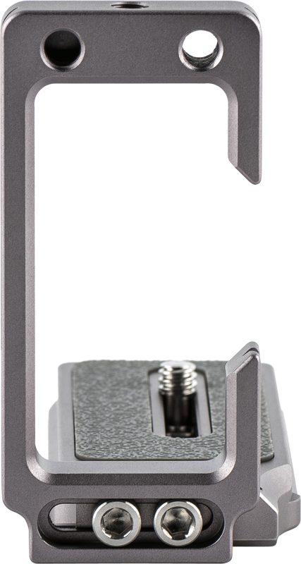 NiSi Universal Adjustable L-Plate NLP-C (G) on metallinen L-muotoinen kamerakannatin, jossa on kuvioitu kiinnityspohja, keskiruuvi ja kaksi ylimääräistä pohjaruuvia kameroiden tai jalustojen turvallista kiinnittämistä varten.