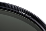 Lähikuva NiSi TRUE COLOR ND-VARIO 1-5 Stop 105mm -säädettävästä harmaasuodinista, jossa näkyy valkoinen "1-5 Stops (0.3-1.5)" teksti reunassa, osa lasista ja harjattu metallireuna tavallista taustaa vasten.