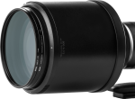 Lähikuva NiSi-suodattimesta UHD UV L395 Nikkor Z 800mm f/6.3 VR S:lle, jossa näkyy yksityiskohtainen teksti reunassa ja näkyvät lasielementit tavallista taustaa vasten.