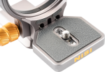Lähikuva NiSi Wizard Camera Positioning Bracket W-63 -metallikiinnikkeestä, jossa on kuvioitu harmaa pikakiinnityslevy ja hopeinen jalustaruuvi, jota korostavat kultaiset ja hopeiset korostukset.