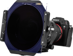 Sony Alpha -kamera, jonka etupuolelle on kiinnitetty NiSi Filter Holder S6 Kit True Color for Sigma 14mm f/1.4 DG DN -suodatin, kiinnitetty kolmijalka-adapteriin, eristetty valkoiselle taustalle.