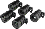 Viisi NiSi Cine Lens Athena Prime Set L-Mount -objektiivia (14 mm, 25 mm, 35 mm, 50 mm ja 85 mm) on sijoitettu vaalealle taustalle, ja niissä kaikissa on musta vihreä ja valkoinen merkintä.
