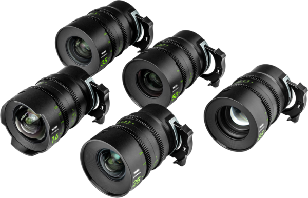 Viisi NiSi Cine Lens Athena Prime Set L-Mount -objektiivia (14 mm, 25 mm, 35 mm, 50 mm ja 85 mm) on sijoitettu vaalealle taustalle, ja niissä kaikissa on musta vihreä ja valkoinen merkintä.