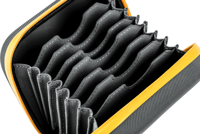 Lähikuva NiSi Filter Pouch Pro Caddy 95 II -suodattimille tarkoitetusta NiSi Filter Pouch Pro Caddy 95 II -suodatinkotelosta - avoin, musta vetoketjullinen organisointikotelo, jossa on useita harmonikkatyylisiä lokeroita ja keltainen reunus.