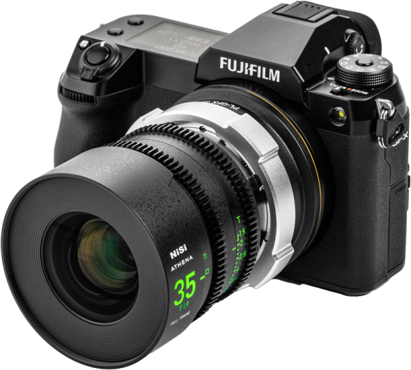 Musta Fujifilm-digitaalikamera, jossa on NiSi Cine-objektiivin kiinnityssovitin Athena PL-GFX ja suuri cine-objektiivi, jossa on vihreät merkinnät ja kuvioitu tarkennusrengas, kuvattuna valkoisella taustalla.