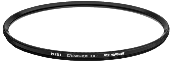 800q-06_117385 NiSi Cine Filter Explosion Proof / True Protector LP9210 for LEITZ Summilux C / Thalia on ohut, pyöreä musta suojasuodatin, joka on kuvattu tavallista vaaleaa taustaa vasten.