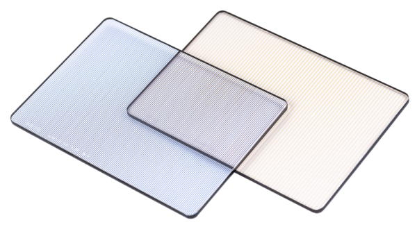 Kaksi suorakaiteen muotoista Nisi Cine Filter Allure Streak Blue 1mm 4x5.65" arkkia, joissa on hienoja yhdensuuntaisia viivoja päällekkäin valkoisella pohjalla, toinen näyttää hieman sinertävältä ja toinen hieman kellertävältä.