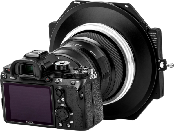 NiSi Filter Holder S6 Alpha Kit for Sigma 14mm f/1.4 DG DN -levysuodin pidike on kiinnitetty digitaalikameraan, kuvattuna takakulmasta, jossa sen näyttö, painikkeet ja objektiivin suodatinjärjestelmä näkyvät.