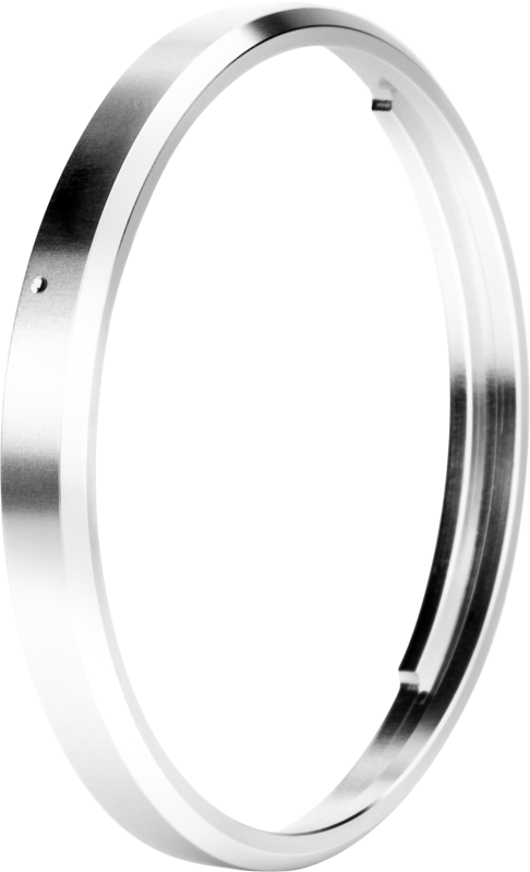NiSi Ring Caps For Ricoh GR IIIx -renkaissa on metallinen, pyöreä muotoilu, jossa on sileä, kiiltävä pinta ja pienet lovet sisäreunassa, jotka näkyvät valkoisella pohjalla.
