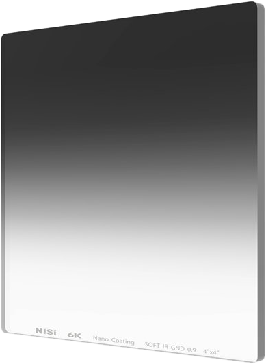 NiSi Cine Filter Nano IR GND Soft 4x4" 0,3 -levysuodin on suorakulmainen, 6K nanopinnoitettu pehmeä, porrastettu neutraalitiheyssuodin, jossa on tummennettu yläosa, joka häipyy kirkkaaksi alareunassa, valkoisella pohjalla.
