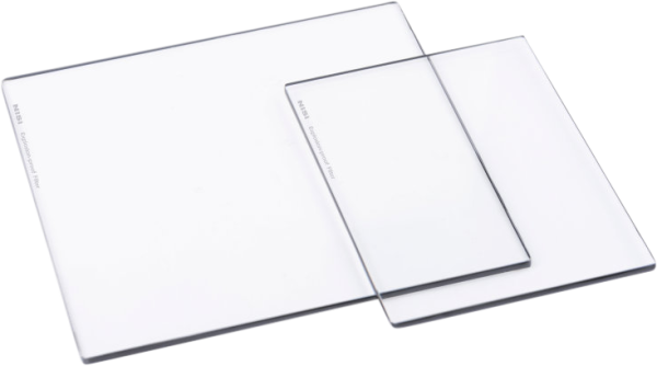 800q-108945 Kaksi kirkasta suorakaiteen muotoista NiSi Cine Filter Explosion Proof 4x5.65" erikokoista lasilevyä limittäin valkoisella pohjalla, kummassakin pieni painettu etiketti reunassa.