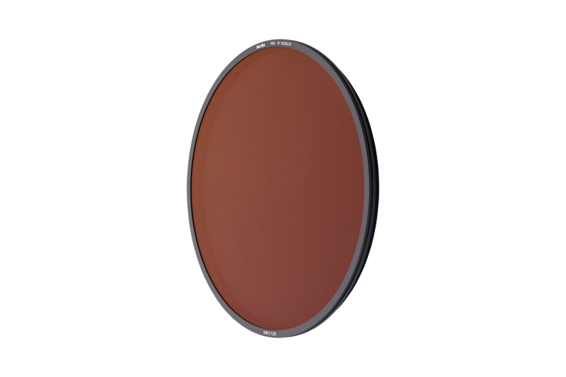 NiSi Filter S5 Circular ND8 (for S5 Holder) -pyöröpolarisaatiosuodin on pyöreä, punaruskea linssisuodin, jossa on musta metallikehys ja joka on esillä pystyasennossa ja hieman oikealle kallistettuna valkoista taustaa vasten.
