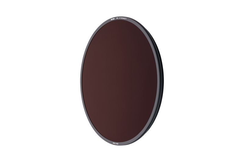 NiSi Filter S5 Circular ND64+CPL (for S5 Holder) -pyöröpolarisaatiosuodin on pyöreä, tummansävyinen kameran linssin suodatin, jossa on ohut musta reunus, kuvassa valkoista taustaa vasten.