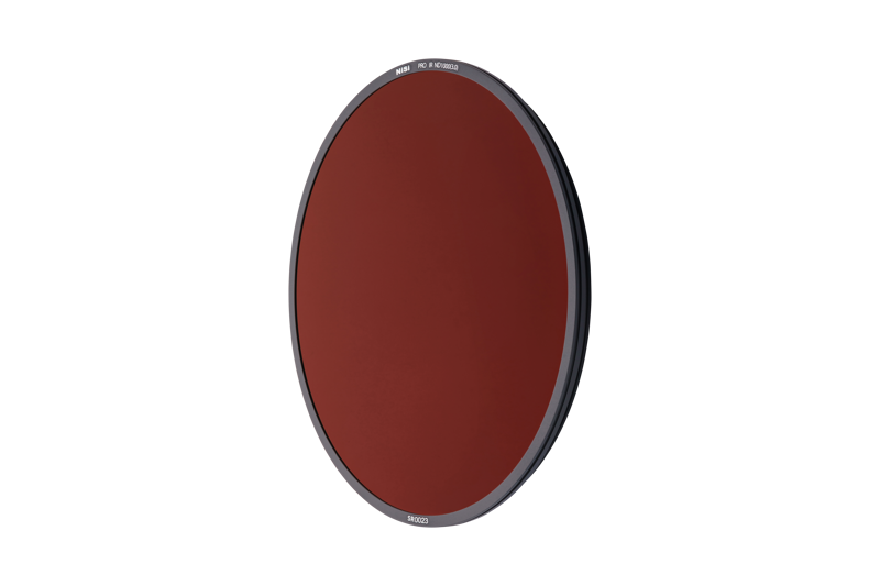 NiSi Filter S5 Circular ND1000 (for S5 Holder) -pyöröpolarisaatiosuodin on pyöreä, tummanpunainen linssisuodin, jossa on ohut musta kehys, kuvassa valkoisella pohjalla.