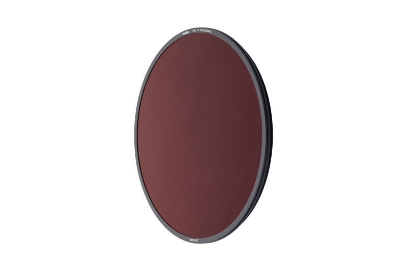 NiSi Filter S5 Circular ND32000 (S5 Holderiin) -pyöröpolarisaatiosuodin on pyöreä, tummanpunainen linssisuodin, jossa on ohut musta reunus, kuvassa valkoista taustaa vasten.