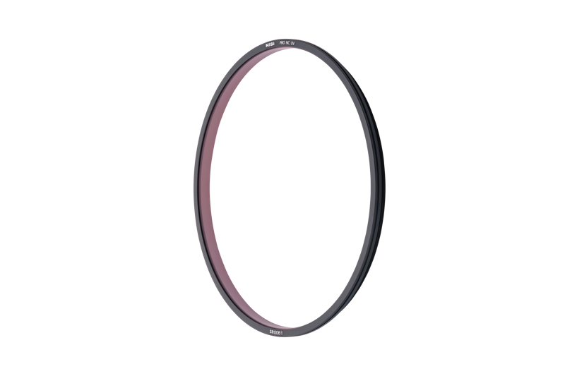 NiSi Filter S5 Circular UV NC (for S5 Holder) -pyöröpolarisaatiosuodin on ohut, mustalla kehyksellä varustettu pyöreä kameran linssin linssisuodin, jossa on hienovarainen punasävyinen lasi, kuvassa vaaleanharmaata taustaa vasten.