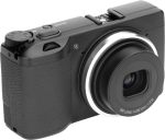 NiSi Ring Caps for Ricoh GR IIIx on asennettu mustaan kompaktikameraan, jossa on kuvioitu kahva ja ohjauspainikkeet, GR-objektiivi f=26.1mm 1:2.8 laajennettuna, kuvattuna vaaleaa taustaa vasten.