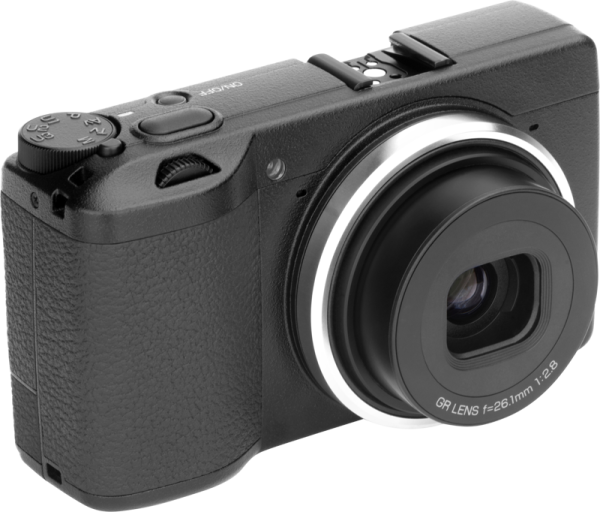 NiSi Ring Caps for Ricoh GR IIIx on asennettu mustaan kompaktikameraan, jossa on kuvioitu kahva ja ohjauspainikkeet, GR-objektiivi f=26.1mm 1:2.8 laajennettuna, kuvattuna vaaleaa taustaa vasten.