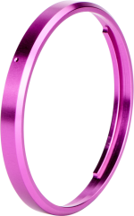 NiSi Ring Caps for Ricoh GR IIIx on metallinen, pyöreä lisävaruste, jossa on sileä, kiiltävä vaaleanpunainen-violetti viimeistely, joka näkyy vinossa valkoisella pohjalla.