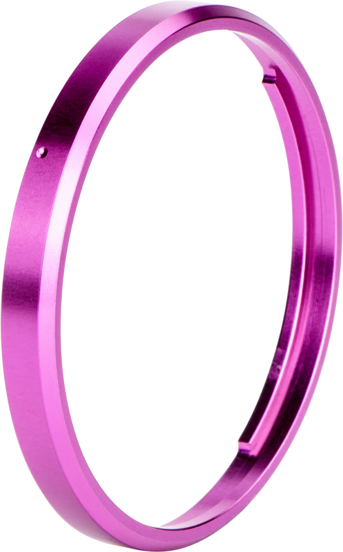 NiSi Ring Caps for Ricoh GR IIIx on metallinen, pyöreä lisävaruste, jossa on sileä, kiiltävä vaaleanpunainen-violetti viimeistely, joka näkyy vinossa valkoisella pohjalla.