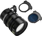 NiSi Cine Lens Athena Prime Set E-Mount -objektiivi on kuvassa kahden mustan pyöreän suodattimen, yhden kirkkaan ja yhden sävytetyn, kanssa, jotka on asetettu objektiivin viereen vaaleaa taustaa vasten.