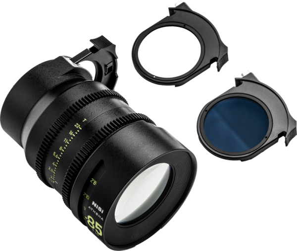 NiSi Cine Lens Athena Prime Set E-Mount -objektiivi on kuvassa kahden mustan pyöreän suodattimen, yhden kirkkaan ja yhden sävytetyn, kanssa, jotka on asetettu objektiivin viereen vaaleaa taustaa vasten.