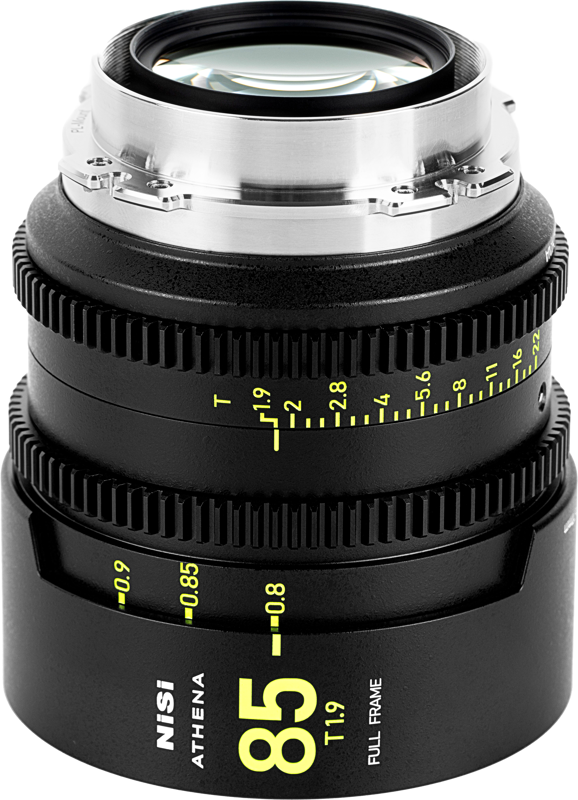 Lähikuva NiSi Cine Lens Athena Prime Set PL-Mount -objektiivista, jossa korostuvat tarkat keltaiset tarkennus- ja aukkomerkinnät linssin tyylikkäässä mustassa tynnyrissä.