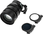 NiSi Cine Lens Athena Prime Set E-Mount -objektiivi on kuvassa mustana, ja siinä on sivulle asennettu suodatinpidike sekä kaksi pyöreää suodatinta - yksi kirkas ja yksi tumma - jotka on sijoitettu yhteensopiviin pidikkeisiin valkoista taustaa vasten.