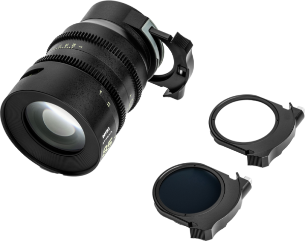 NiSi Cine Lens Athena Prime Set E-Mount -objektiivi on kuvassa mustana, ja siinä on sivulle asennettu suodatinpidike sekä kaksi pyöreää suodatinta - yksi kirkas ja yksi tumma - jotka on sijoitettu yhteensopiviin pidikkeisiin valkoista taustaa vasten.