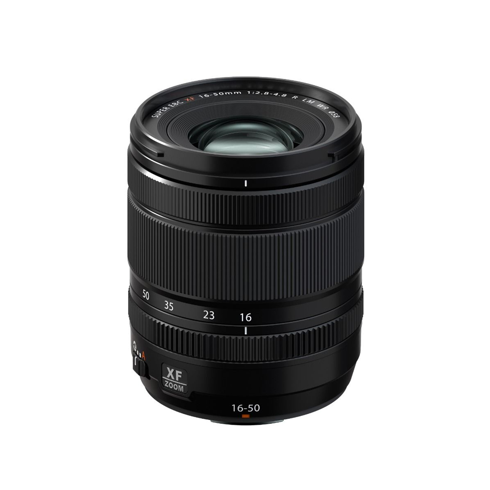 Musta Fujifilm Fujinon XF 16-50mm f/2.8-4.8 R LM WR -objektiivi seisoo pystyasennossa valkoisella taustalla, ja siinä on zoomausmerkinnät ja kuvioidut tarkennusrenkaat.