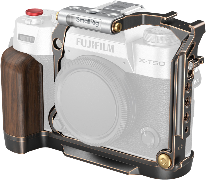 Fujifilm X-T50 -kamera metallisessa SmallRig 4714 Retro Cage -mallissa, jossa on puinen kahva, näkyy vinossa sivukuvassa valkoisella taustalla.
