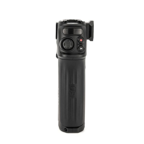 TiltaNH_002 TILTA Nucleus Nano II Handle on musta elektroninen kädessä pidettävä laite, jossa on kuvioitu kahva, ohjauspainikkeet ja pieni joystick etupuolella, kuvassa pystyasennossa valkoista taustaa vasten.