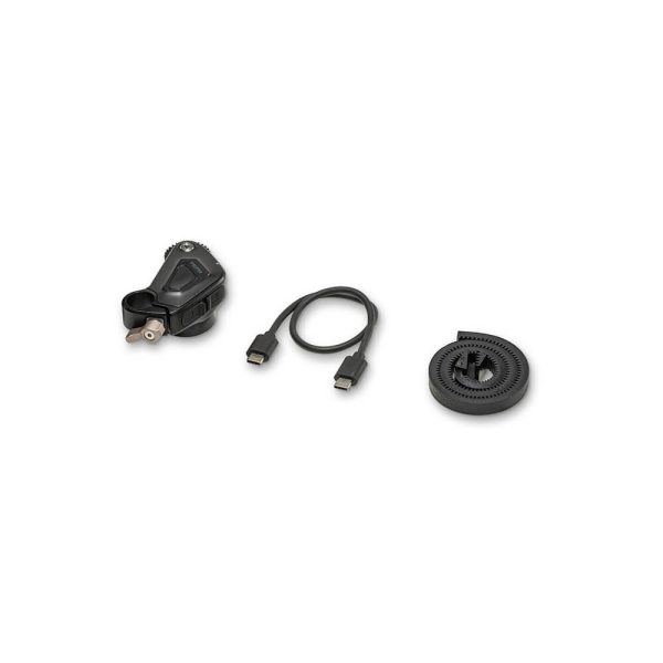 TiltaNNMK_003 Kolmen mustan esineen sarja valkoisella pohjalla: TILTA Nucleus Nano II Motor Kit, jossa on kompakti moottori, jossa on painikkeet ja kiinnitys, USB-kaapeli ja kierretty hammaspyörän kaltainen nauha.