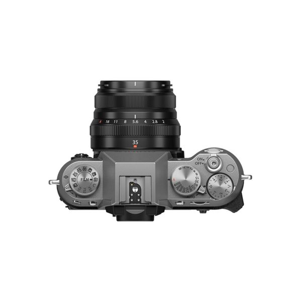 X-T50S8 Fujifilm X-T50 -järjestelmäkamera, hopea, ylhäältä katsottuna, jossa on tyylikäs, moderni muotoilu, asennettu objektiivi, näkyvät polttovälin merkinnät ja erilaiset säätöpyörät, painikkeet ja on/off-kytkin.