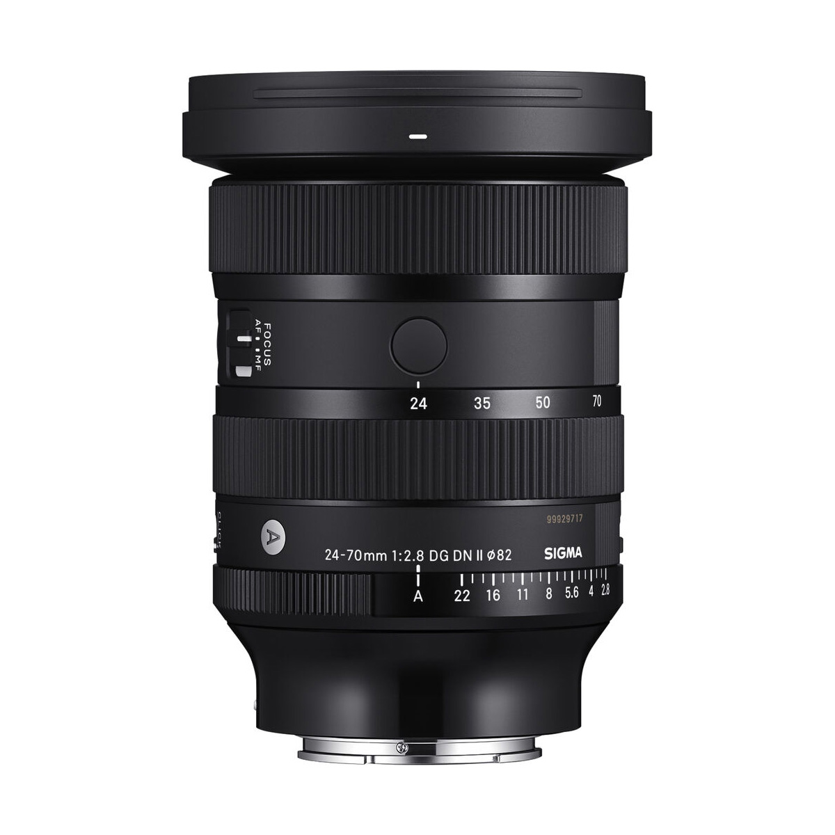 Sigma 24-70mm f/2.8 DG DN II Art -objektiivi Sony E:lle näkyy pystyssä valkoista taustaa vasten, ja sen tarkennusrenkaat, zoomausrenkaat, polttovälin merkinnät ja Sigma-brändi korostuvat.