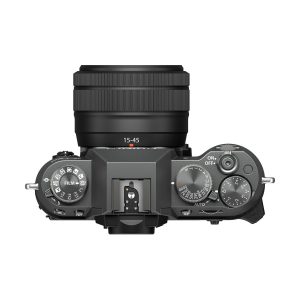 Fujifilm X-T50 + XC 15-45mm f/3.5-5.6, hopea, ylhäältä, jossa näkyvät säätimet, painikkeet ja kiinnitetty 15-45mm objektiivi. ON/OFF-kytkin ja tila-asetukset näkyvät kameran oikealla puolella.