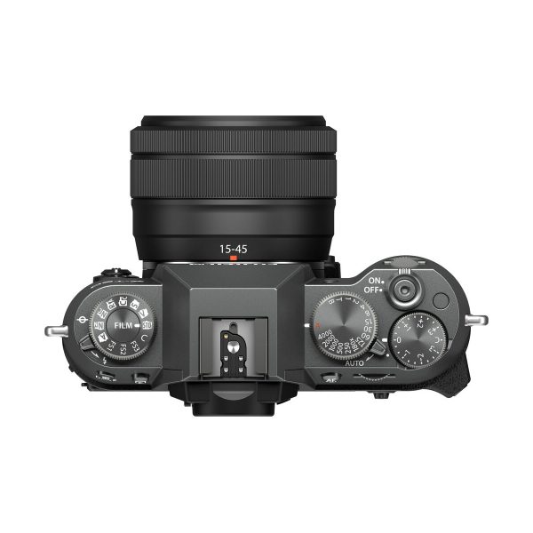 Fujifilm X-T50 + XC 15-45mm f/3.5-5.6, hopea, ylhäältä, jossa näkyvät säätimet, painikkeet ja kiinnitetty 15-45mm objektiivi. ON/OFF-kytkin ja tila-asetukset näkyvät kameran oikealla puolella.