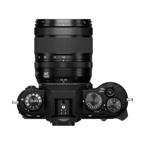 Fujifilm X-T50 + XF 16-50mm f/2.8-4.8, musta kamera ylhäältä alaspäin, jossa on näkyvissä erilaisia säätöpyöriä ja säätimiä ISO:lle, suljinnopeudelle ja kuvaustilalle.