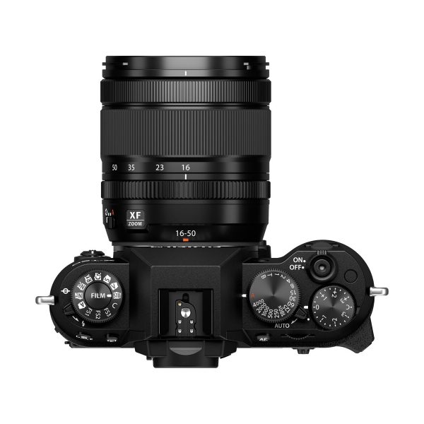 Fujifilm X-T50 + XF 16-50mm f/2.8-4.8, musta kamera ylhäältä alaspäin, jossa on näkyvissä erilaisia säätöpyöriä ja säätimiä ISO:lle, suljinnopeudelle ja kuvaustilalle.