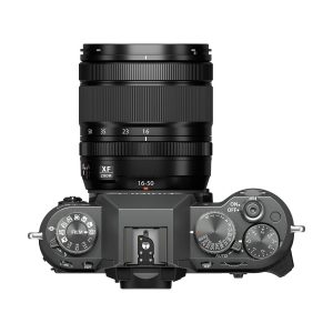 Fujifilm X-T50 + XF 16-50mm f/2.8-4.8 (harmaa) -digitaalikameran ylhäältä katsottuna, jossa näkyy säätimet, painikkeet, kuumakenkäkiinnitys ja objektiivin merkinnät polttoväleille 16-50mm.