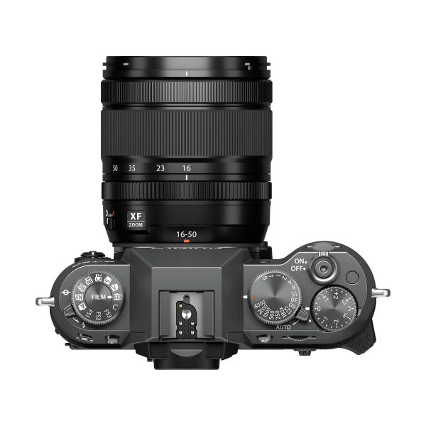 Fujifilm X-T50 + XF 16-50mm f/2.8-4.8 (harmaa) -digitaalikameran ylhäältä katsottuna, jossa näkyy säätimet, painikkeet, kuumakenkäkiinnitys ja objektiivin merkinnät polttoväleille 16-50mm.