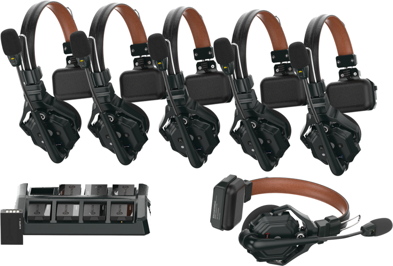 Kuusi Hollyland Solidcom C1 Pro Wireless Intercom System ENC -kuuloketta, joissa on ruskeat otsanauhat, on rivissä, ja edessä on latausasema, jossa on neljä akkua ja yksi kuuloke erikseen.