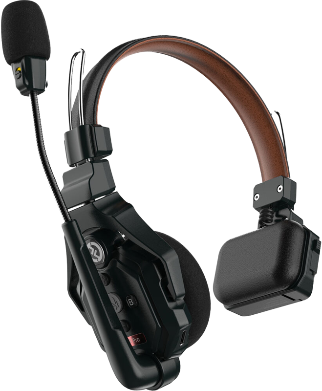 Hollyland Solidcom C1 Pro Wireless Stereo Master -kuulokkeet ovat mustat ja ruskeat, ja niissä on pehmustettu pääpanta, puomimikrofoni, näkyvät ohjauspainikkeet ja molemmat korvakupit kuvattuna kulmasta katsottuna.