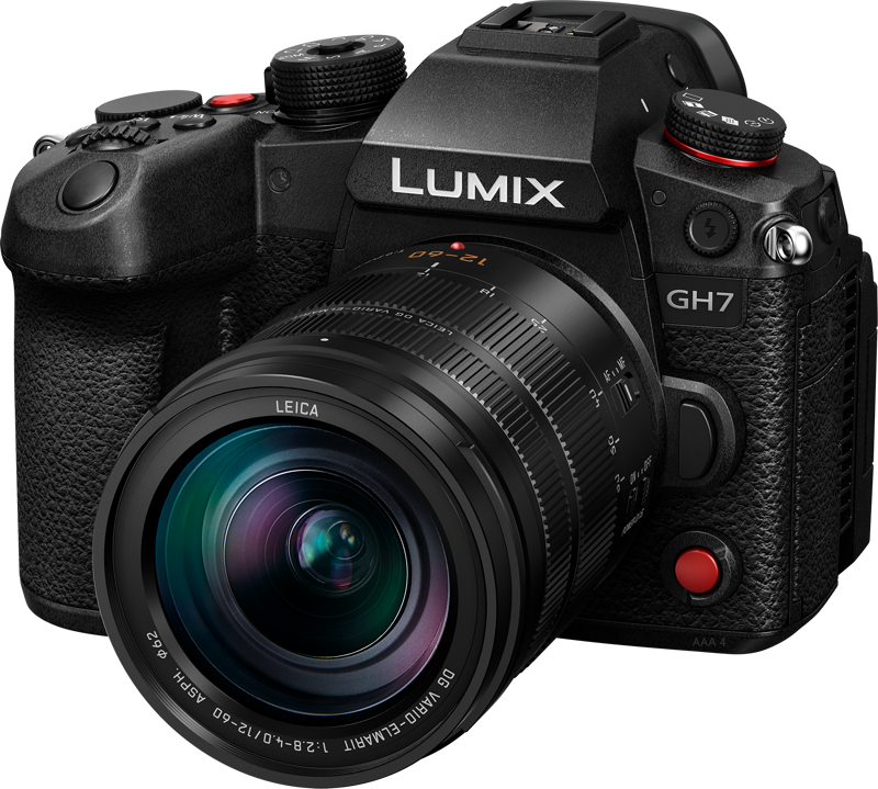 Panasonic Lumix GH7+12-60mm f/2.8-4 Leica-kamera näkyy lähikuvassa, jossa korostuvat sen painikkeet, kuvioitu kahva ja tuotemerkki.